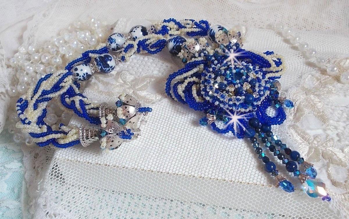Lotus Flowers halsband broderat med Capri Blue/White venetianska pärlor och Swarovski kristaller