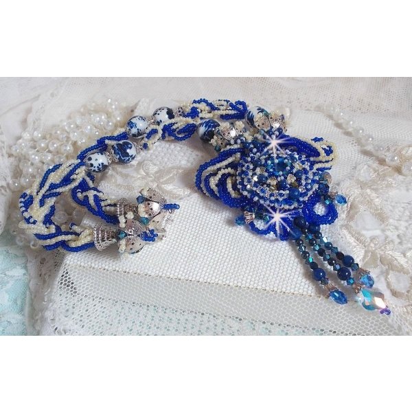 Lotus Flowers halsband broderat med Capri Blue/White venetianska pärlor och Swarovski kristaller