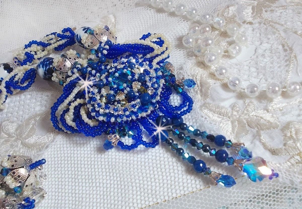Lotus Flowers halsband broderat med Capri Blue/White venetianska pärlor och Swarovski kristaller