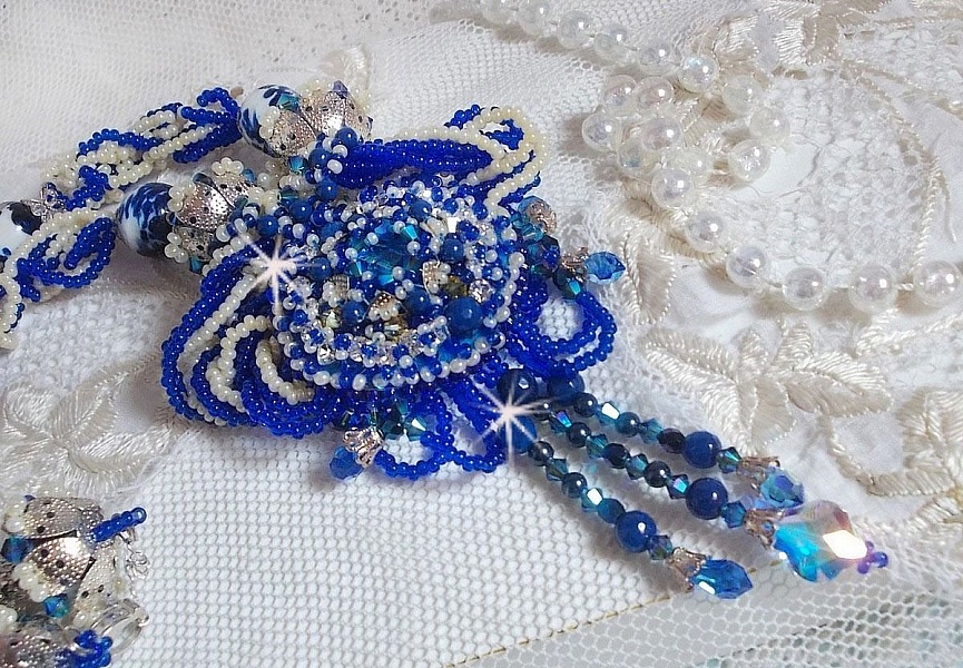 Lotus Flowers halsband broderat med Capri Blue/White venetianska p&auml;rlor och Swarovski kristaller