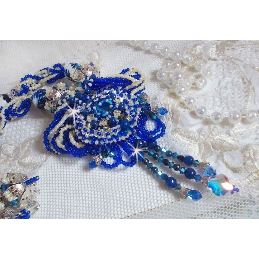 Lotus Flowers halsband broderat med Capri Blue/White venetianska pärlor och Swarovski kristaller