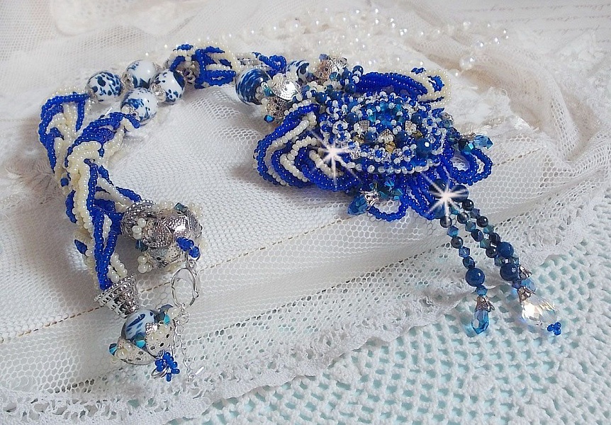 Lotus Flowers halsband broderat med Capri Blue/White venetianska p&auml;rlor och Swarovski kristaller