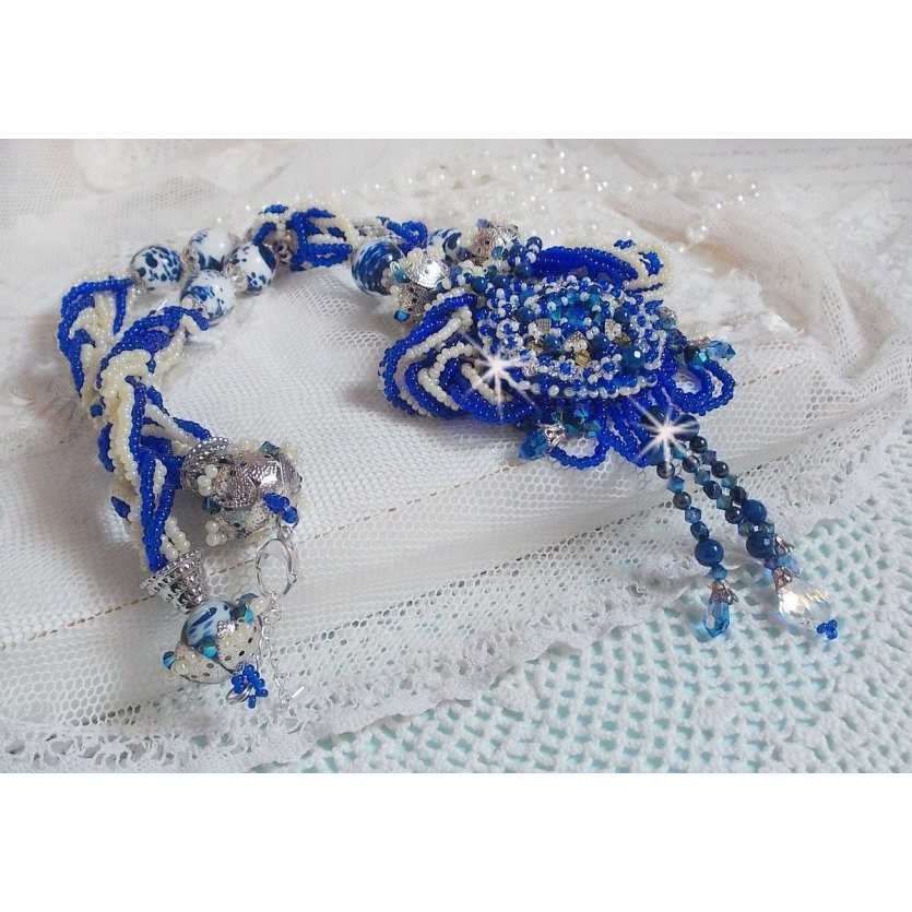 Lotus Flowers halsband broderat med Capri Blue/White venetianska pärlor och Swarovski kristaller