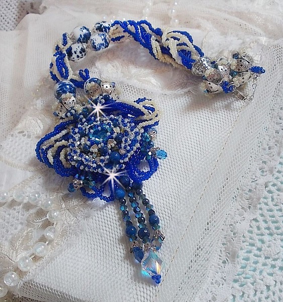 Lotus Flowers halsband broderat med Capri Blue/White venetianska p&auml;rlor och Swarovski kristaller