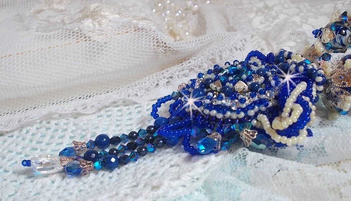Lotus Flowers halsband broderat med Capri Blue/White venetianska pärlor och Swarovski kristaller