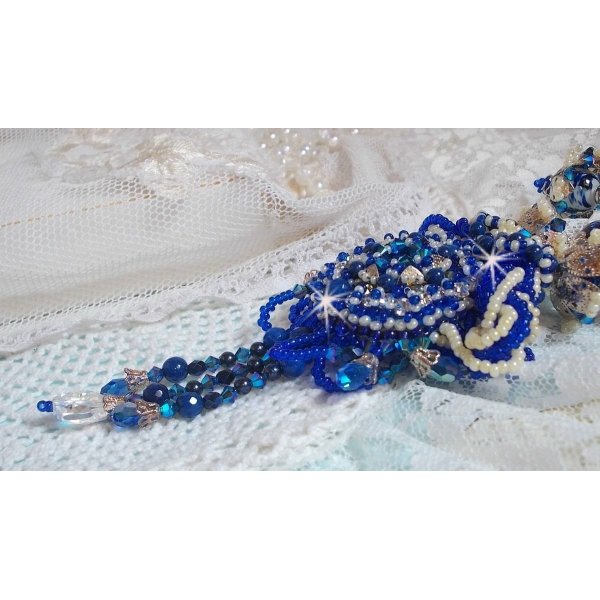 Lotus Flowers halsband broderat med Capri Blue/White venetianska pärlor och Swarovski kristaller