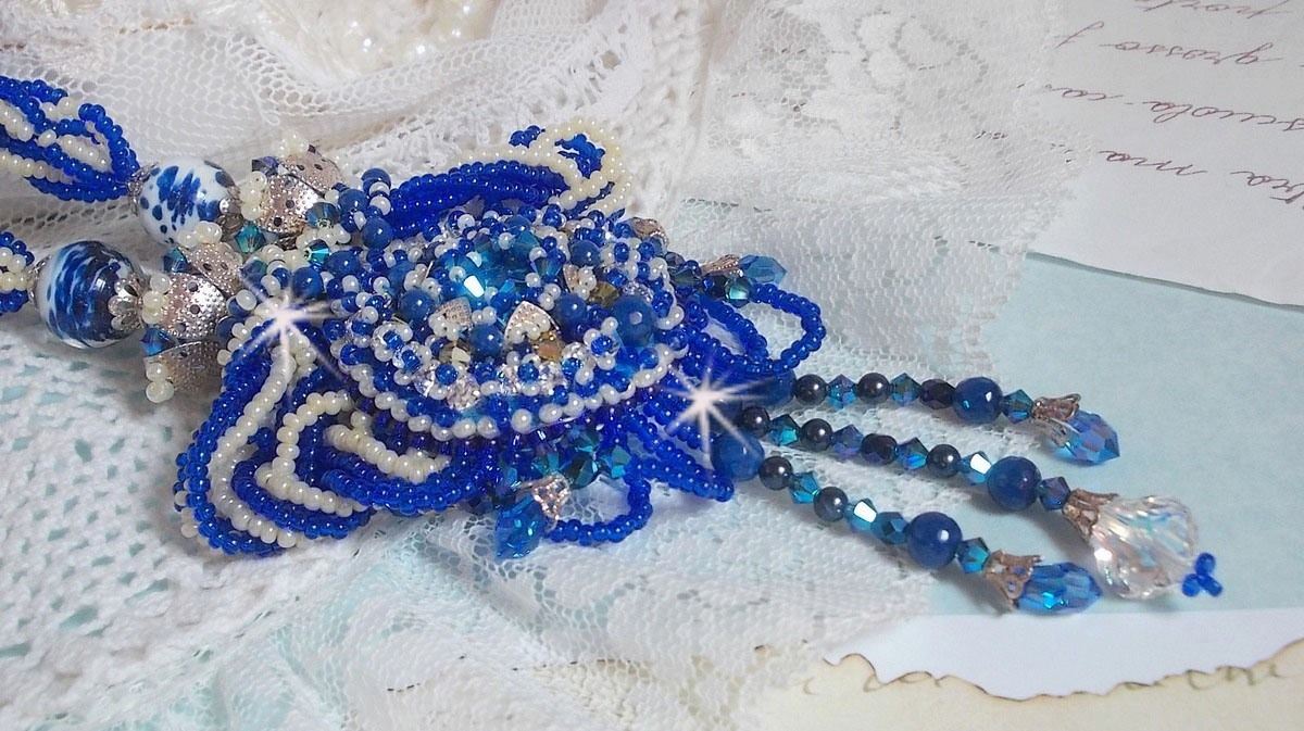 Lotus Flowers halsband broderat med Capri Blue/White venetianska pärlor och Swarovski kristaller
