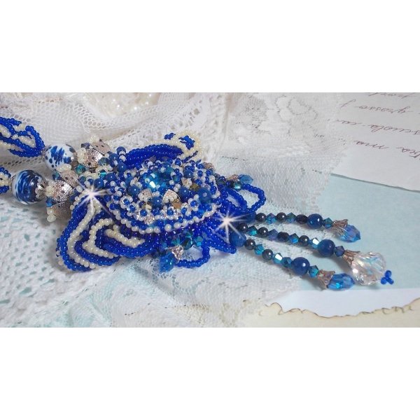 Lotus Flowers halsband broderat med Capri Blue/White venetianska pärlor och Swarovski kristaller