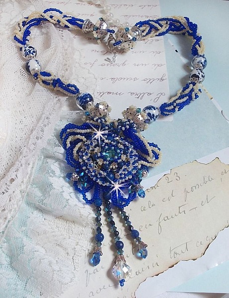 Lotus Flowers halsband broderat med Capri Blue/White venetianska p&auml;rlor och Swarovski kristaller