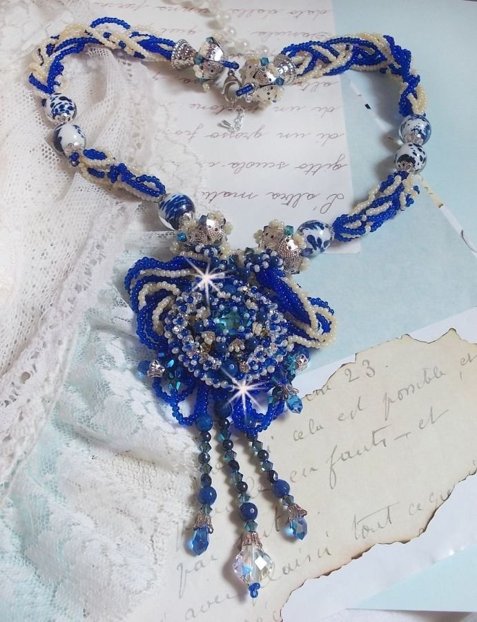 Lotus Flowers halsband broderat med Capri Blue/White venetianska pärlor och Swarovski kristaller