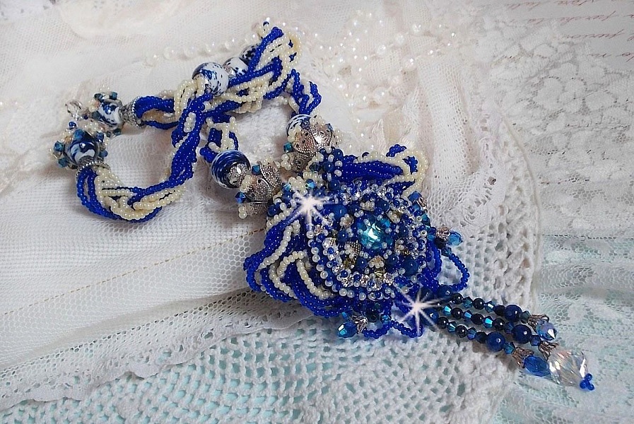 Lotus Flowers halsband broderat med Capri Blue/White venetianska p&auml;rlor och Swarovski kristaller
