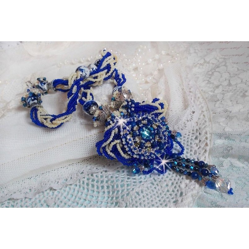 Lotus Flowers halsband broderat med Capri Blue/White venetianska pärlor och Swarovski kristaller
