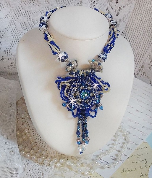 Lotus Flowers halsband broderat med Capri Blue/White venetianska p&auml;rlor och Swarovski kristaller