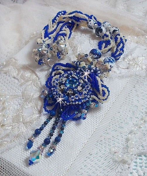 Lotus Flowers halsband broderat med Capri Blue/White venetianska p&auml;rlor och Swarovski kristaller