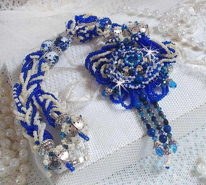 Lotus Flowers halsband broderat med Capri Blue/White venetianska p&auml;rlor och Swarovski kristaller