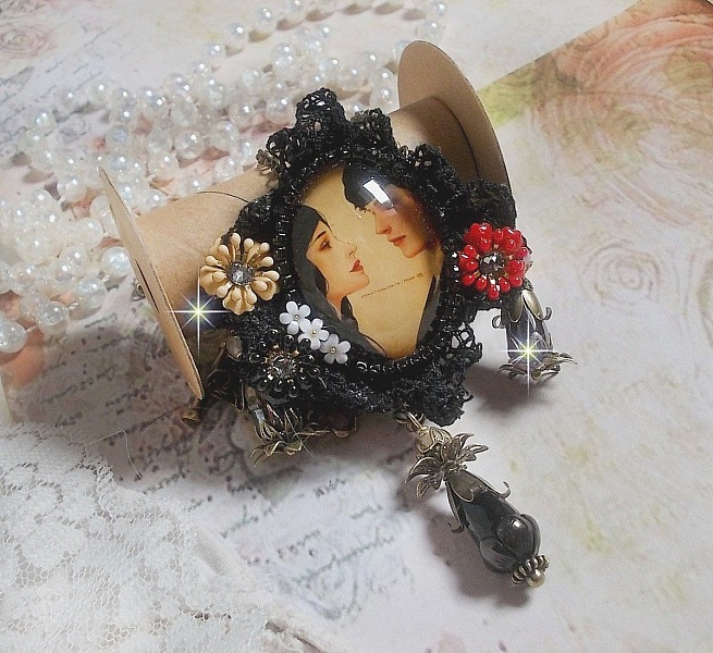 Love Romance halsband skapat med kristaller, en oval cabochon som representerar tv&aring; kvinnor, kvarts, hematit, guldpl&auml;terade p&auml;rlor och andra tillbeh&ouml;r.