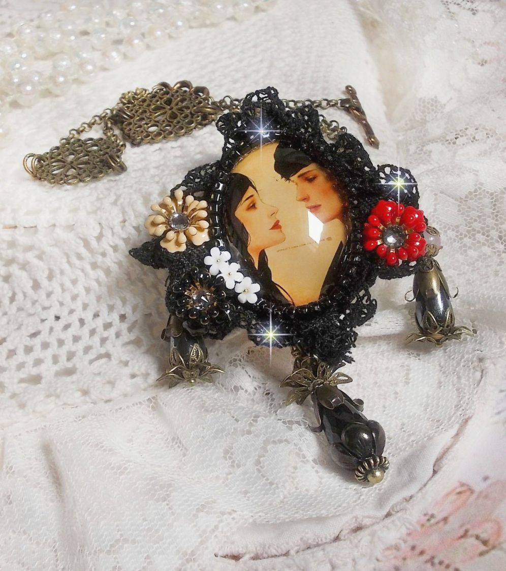Love Romance halsband skapat med kristaller, en oval cabochon som representerar två kvinnor, kvarts, hematit, guldpläterade pärlor och andra tillbehör.