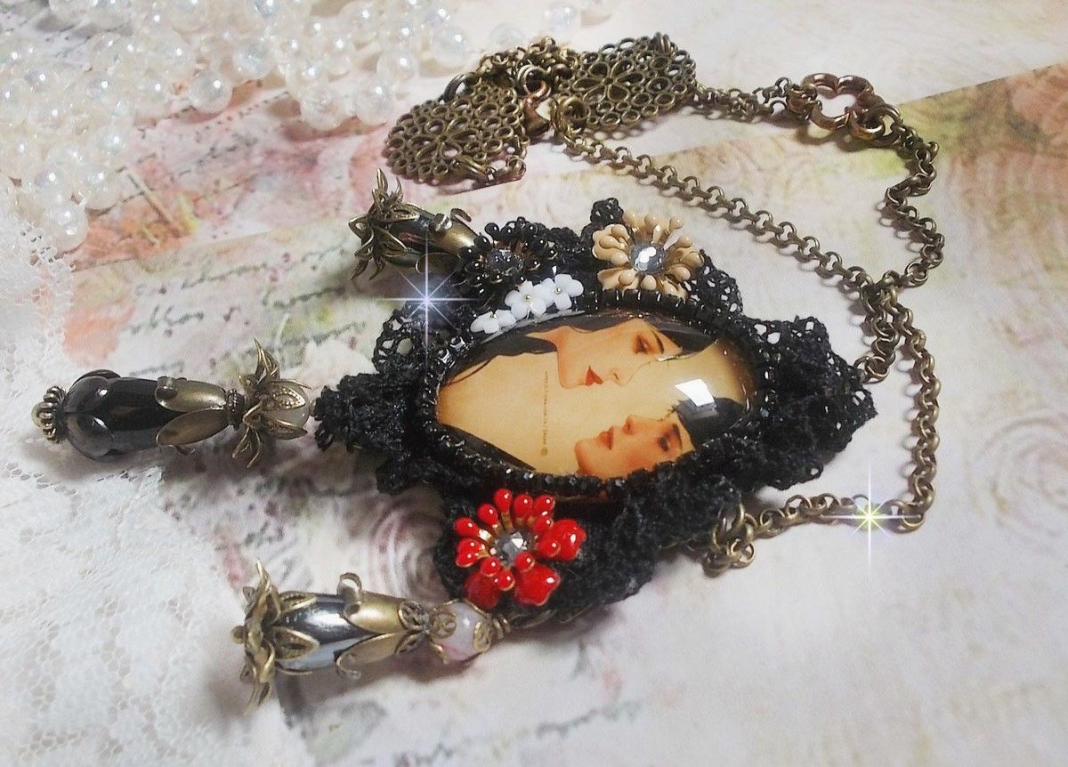 Love Romance halsband skapat med kristaller, en oval cabochon som representerar två kvinnor, kvarts, hematit, guldpläterade pärlor och andra tillbehör.