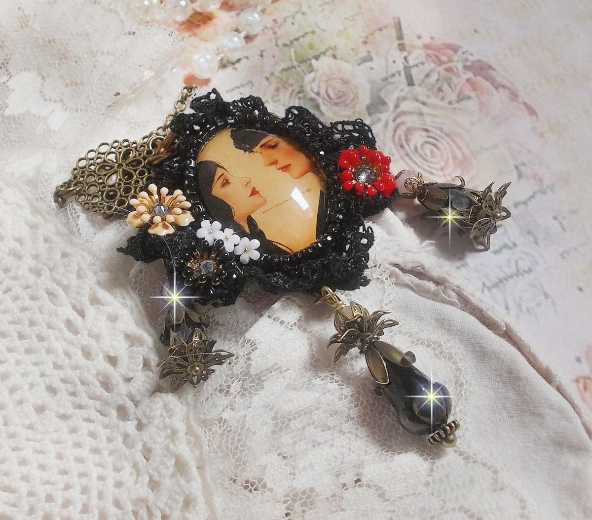 Love Romance halsband skapat med kristaller, en oval cabochon som representerar två kvinnor, kvarts, hematit, guldpläterade pärlor och andra tillbehör.