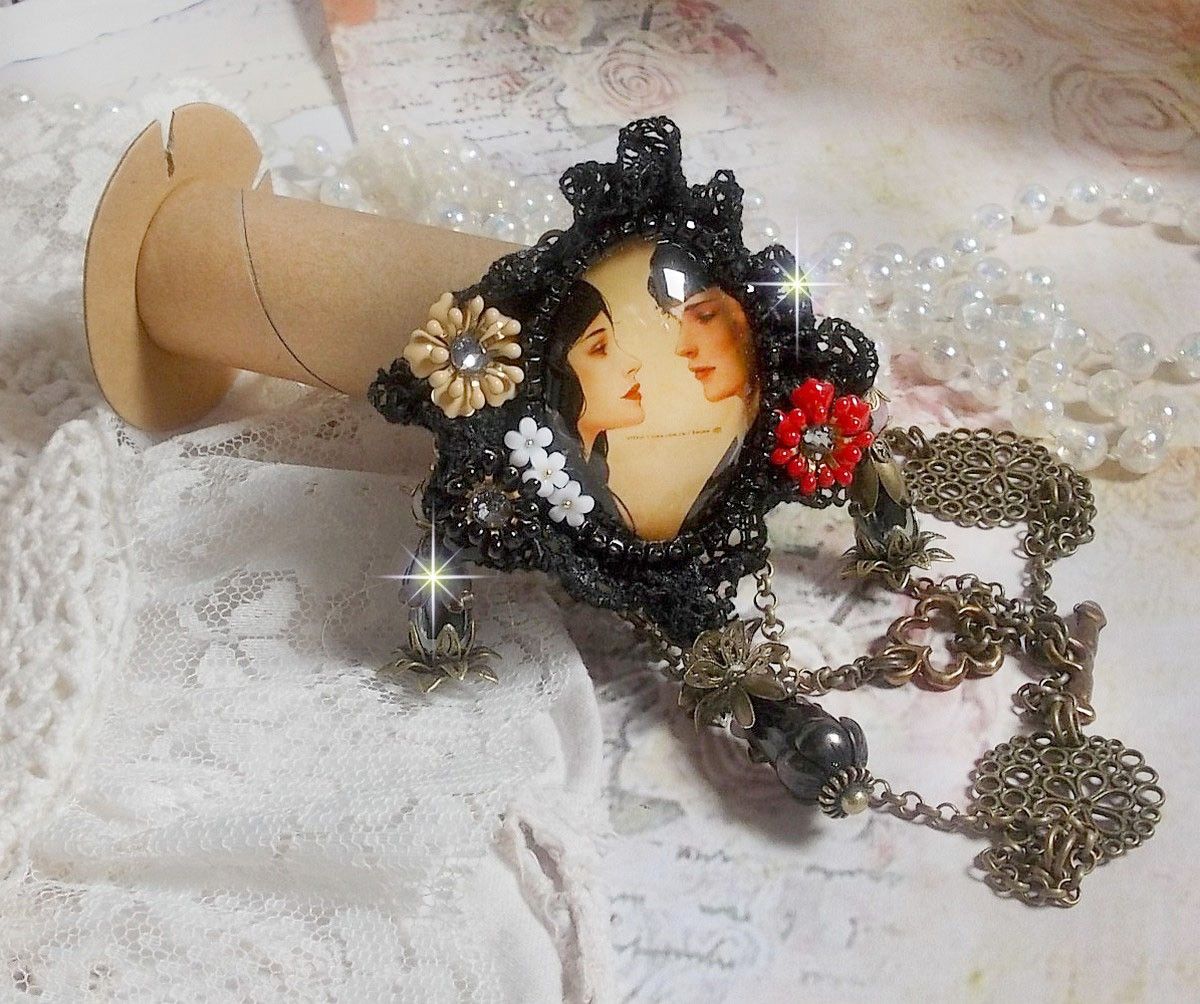 Love Romance halsband skapat med kristaller, en oval cabochon som representerar två kvinnor, kvarts, hematit, guldpläterade pärlor och andra tillbehör.