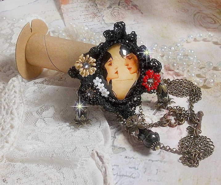 Love Romance halsband skapat med kristaller, en oval cabochon som representerar tv&aring; kvinnor, kvarts, hematit, guldpl&auml;terade p&auml;rlor och andra tillbeh&ouml;r.