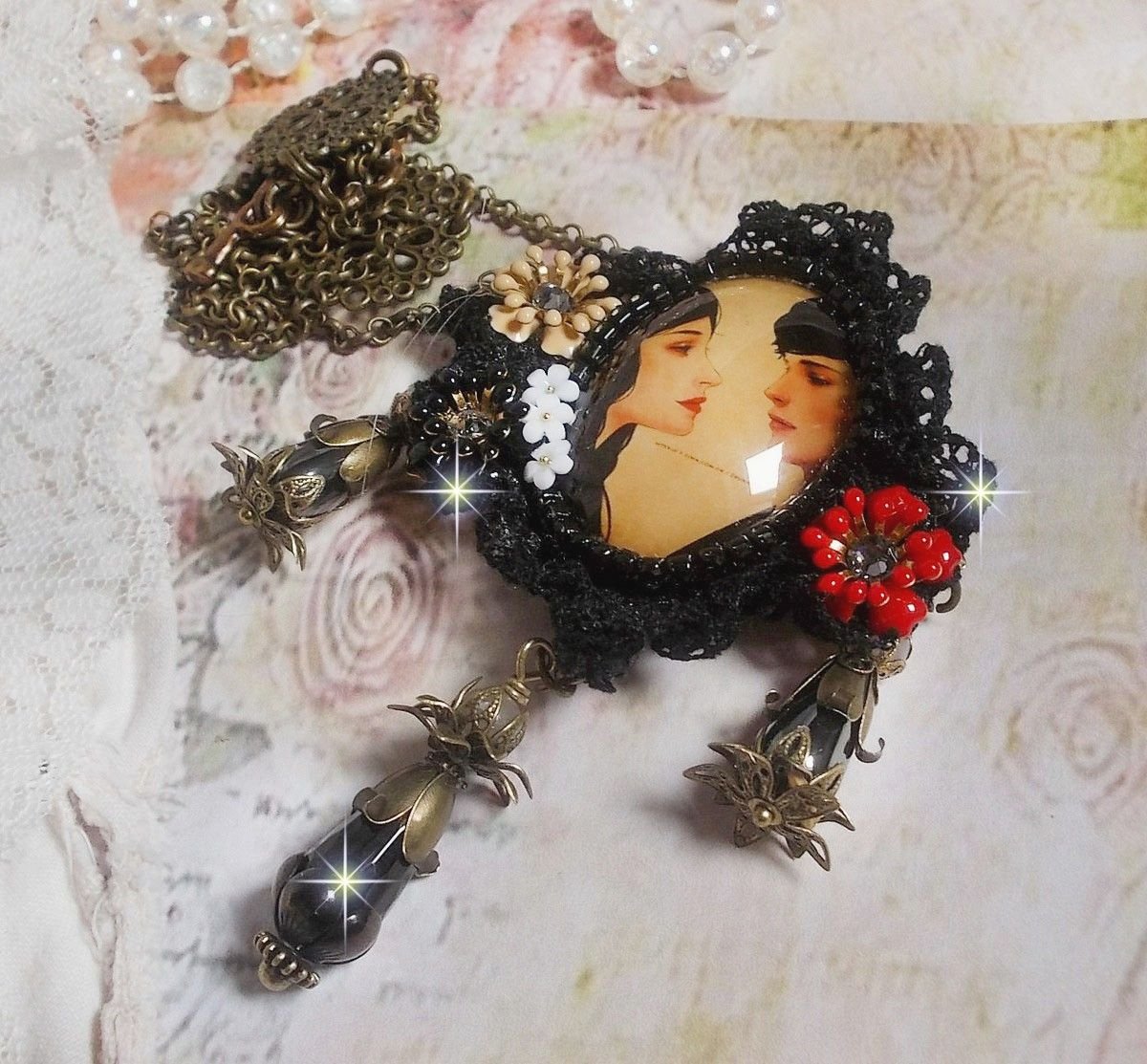 Love Romance halsband skapat med kristaller, en oval cabochon som representerar två kvinnor, kvarts, hematit, guldpläterade pärlor och andra tillbehör.