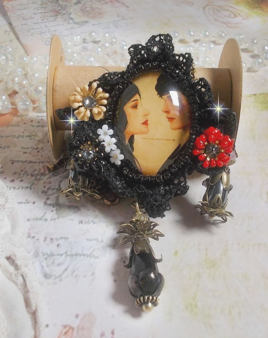 Love Romance halsband skapat med kristaller, en oval cabochon som representerar två kvinnor, kvarts, hematit, guldpläterade pärlor och andra tillbehör.