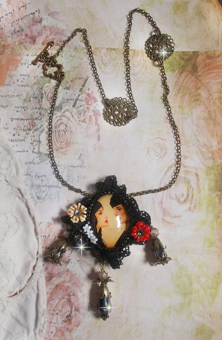 Love Romance halsband skapat med kristaller, en oval cabochon som representerar två kvinnor, kvarts, hematit, guldpläterade pärlor och andra tillbehör.