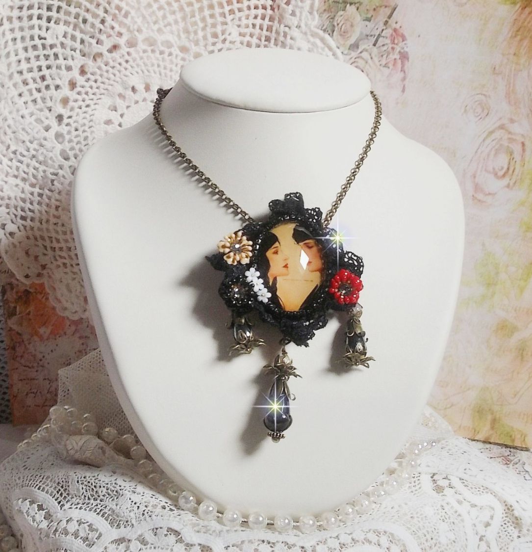 Love Romance halsband skapat med kristaller, en oval cabochon som representerar två kvinnor, kvarts, hematit, guldpläterade pärlor och andra tillbehör.