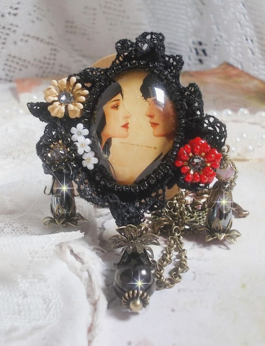 Love Romance halsband skapat med kristaller, en oval cabochon som representerar två kvinnor, kvarts, hematit, guldpläterade pärlor och andra tillbehör.
