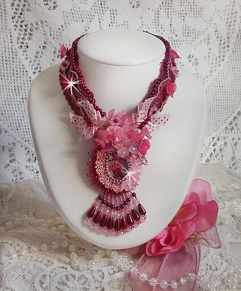 Collier Magnolia avec une dentelle bordeaux tr&egrave;s fine avec des cristaux de Swarovski