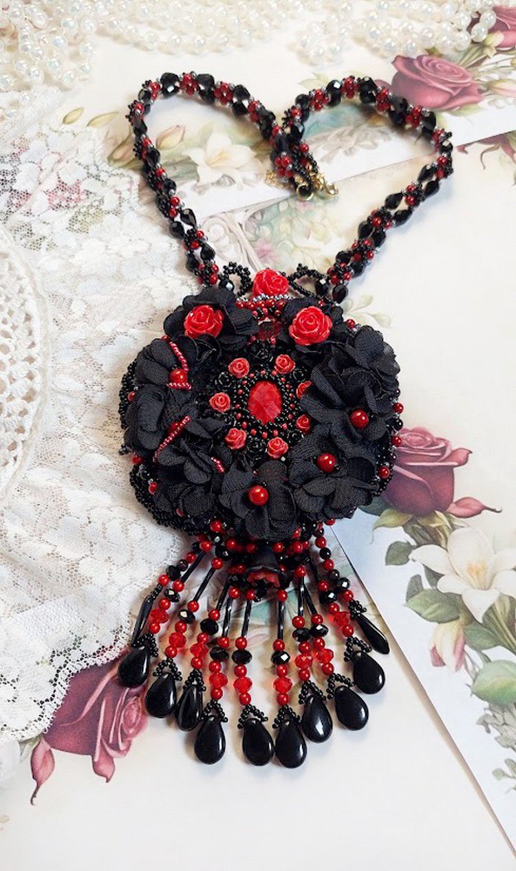 Midnight in Paris halsband broderat med Swarovski-kristaller, rosor i harts, fröpärlor och svarta dolkar.