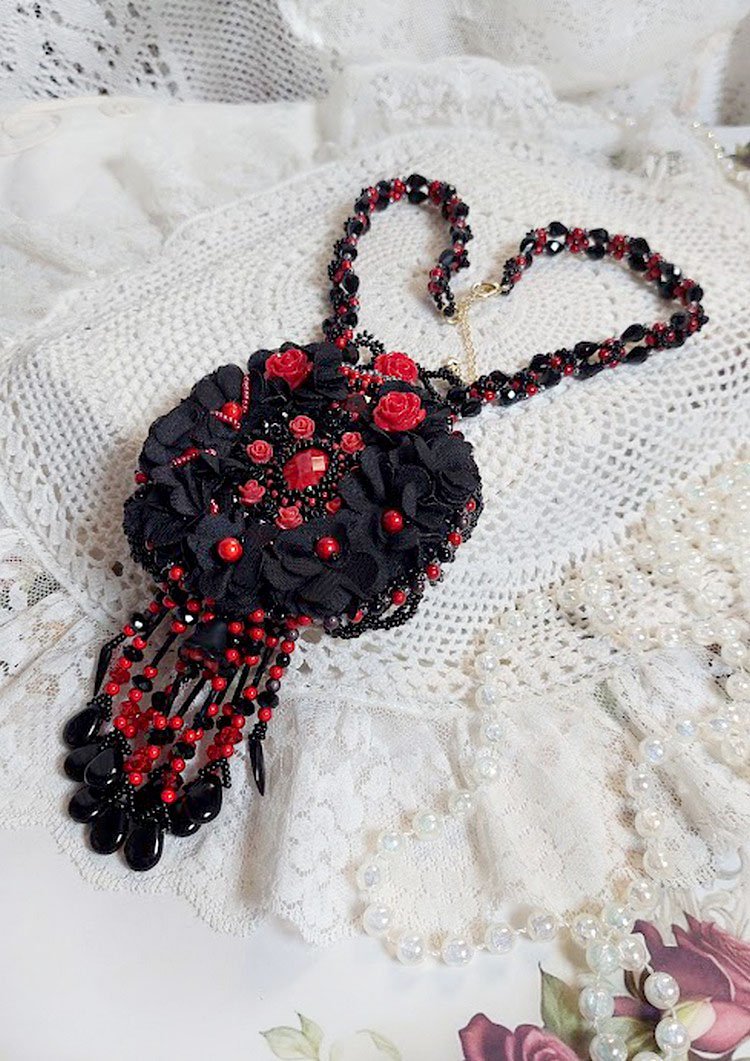 Midnight in Paris halsband broderat med Swarovski-kristaller, rosor i harts, fröpärlor och svarta dolkar.