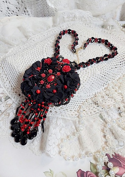 Midnight in Paris halsband broderat med Swarovski-kristaller, rosor i harts, fr&ouml;p&auml;rlor och svarta dolkar.