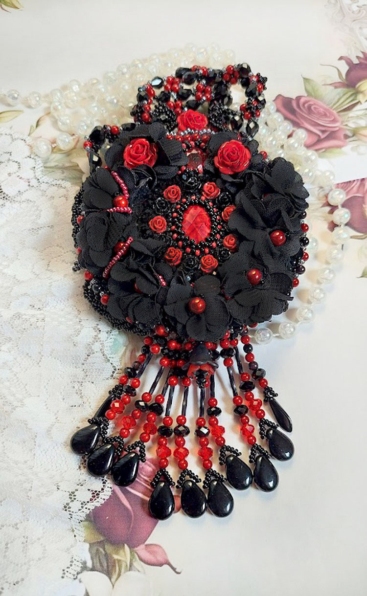 Midnight in Paris halsband broderat med Swarovski-kristaller, rosor i harts, fröpärlor och svarta dolkar.