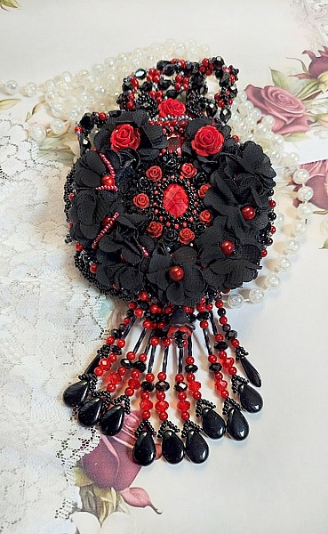 Midnight in Paris halsband broderat med Swarovski-kristaller, rosor i harts, fr&ouml;p&auml;rlor och svarta dolkar.