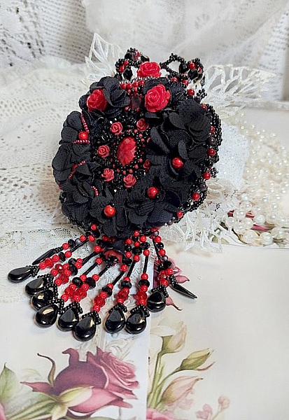 Midnight in Paris halsband broderat med Swarovski-kristaller, rosor i harts, fr&ouml;p&auml;rlor och svarta dolkar.