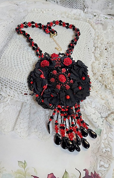 Midnight in Paris halsband broderat med Swarovski-kristaller, rosor i harts, fr&ouml;p&auml;rlor och svarta dolkar.
