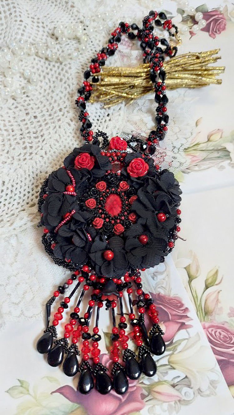 Midnight in Paris halsband broderat med Swarovski-kristaller, rosor i harts, fröpärlor och svarta dolkar.
