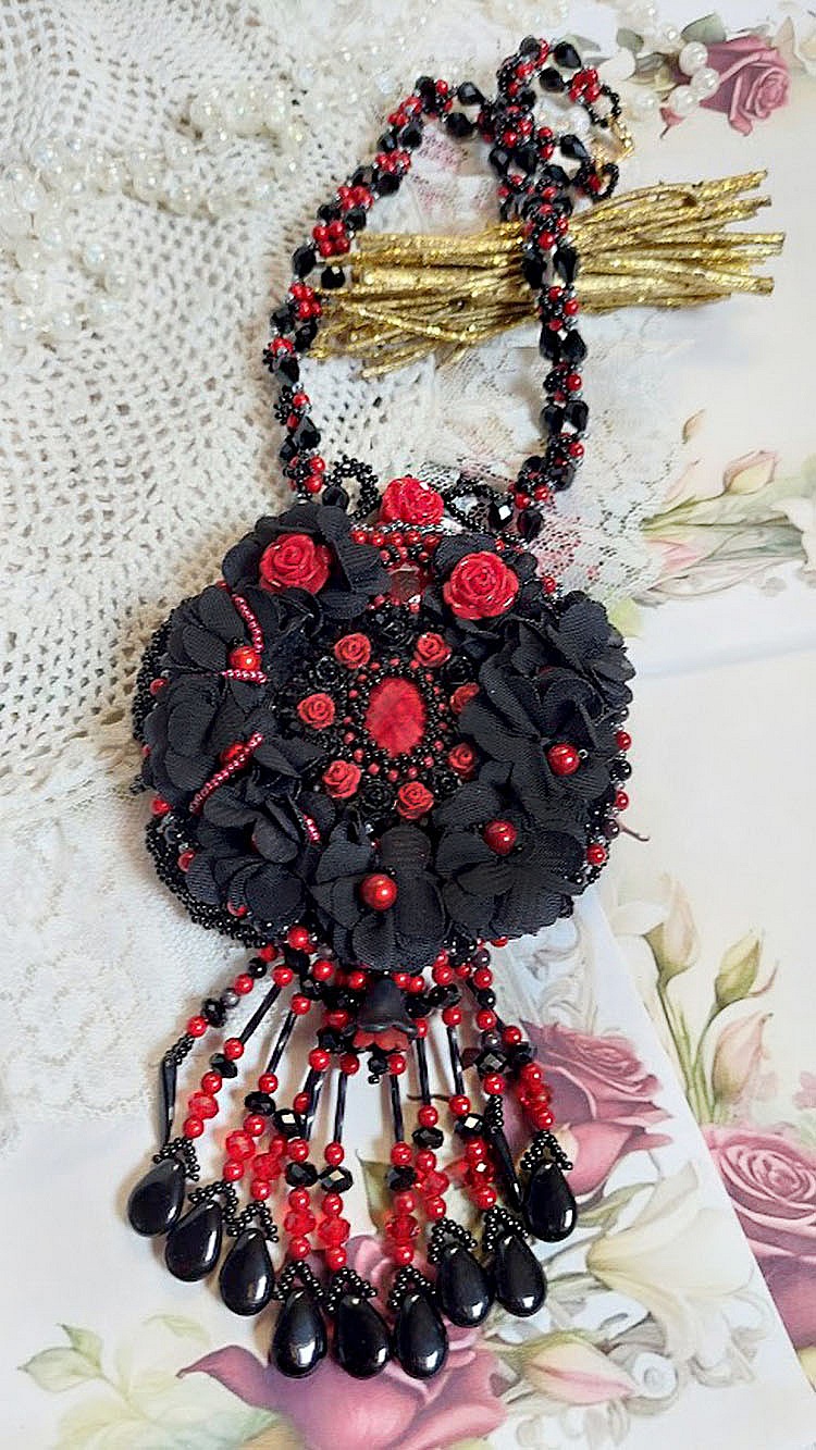Midnight in Paris halsband broderat med Swarovski-kristaller, rosor i harts, fr&ouml;p&auml;rlor och svarta dolkar.