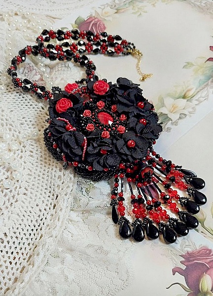 Midnight in Paris halsband broderat med Swarovski-kristaller, rosor i harts, fr&ouml;p&auml;rlor och svarta dolkar.