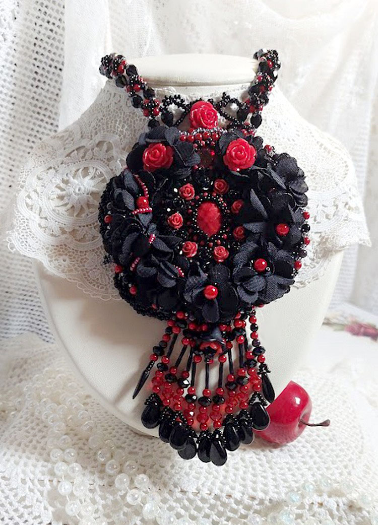 Midnight in Paris halsband broderat med Swarovski-kristaller, rosor i harts, fröpärlor och svarta dolkar.