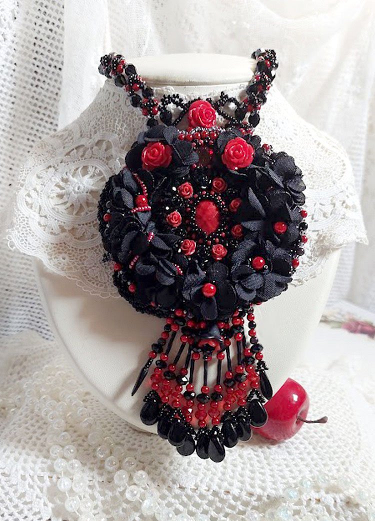 Midnight in Paris halsband broderat med Swarovski-kristaller, rosor i harts, fröpärlor och svarta dolkar.