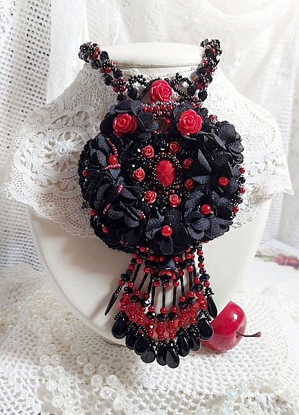 Midnight in Paris halsband broderat med Swarovski-kristaller, rosor i harts, fr&ouml;p&auml;rlor och svarta dolkar.