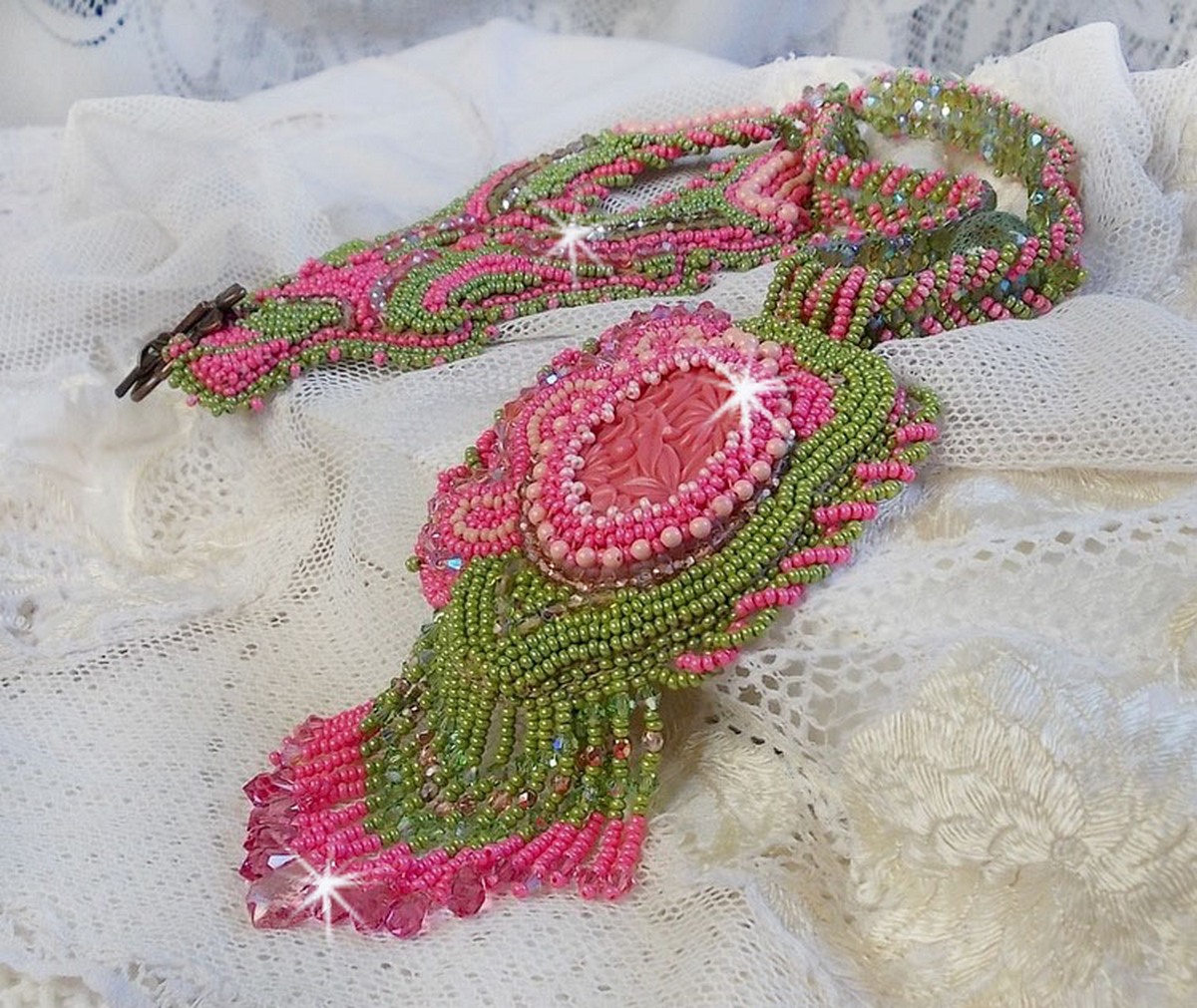 Miss Lady halsband broderat med gröna och rosa fröpärlor och en cabochon i harts.
