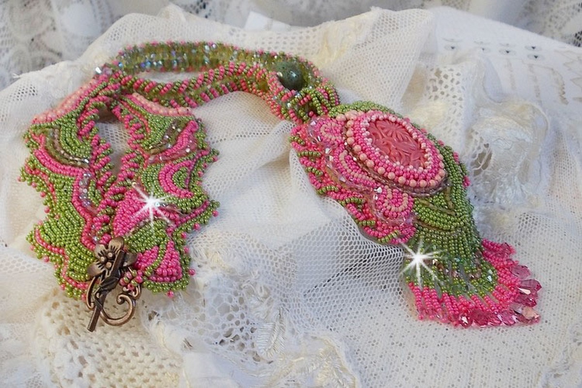 Miss Lady halsband broderat med gröna och rosa fröpärlor och en cabochon i harts.