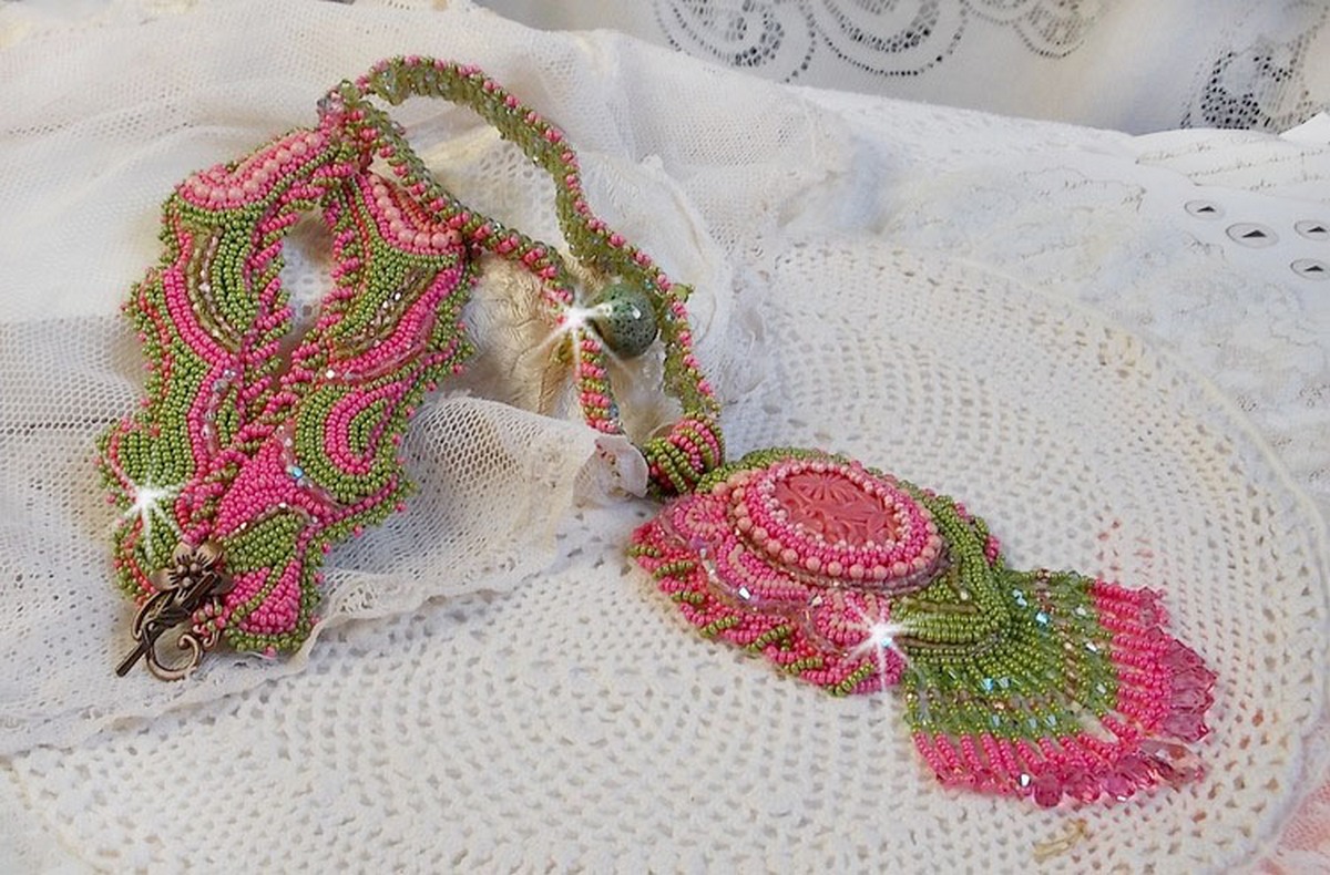 Miss Lady halsband broderat med gröna och rosa fröpärlor och en cabochon i harts.