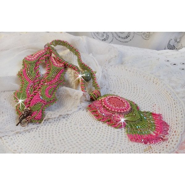 Miss Lady halsband broderat med gröna och rosa fröpärlor och en cabochon i harts.