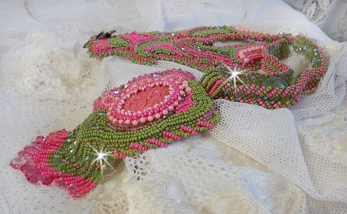 Miss Lady halsband broderat med gröna och rosa fröpärlor och en cabochon i harts.