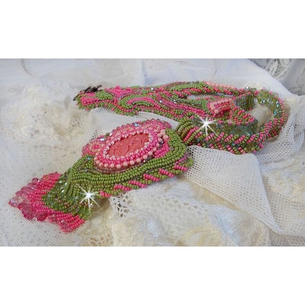 Miss Lady halsband broderat med gröna och rosa fröpärlor och en cabochon i harts.
